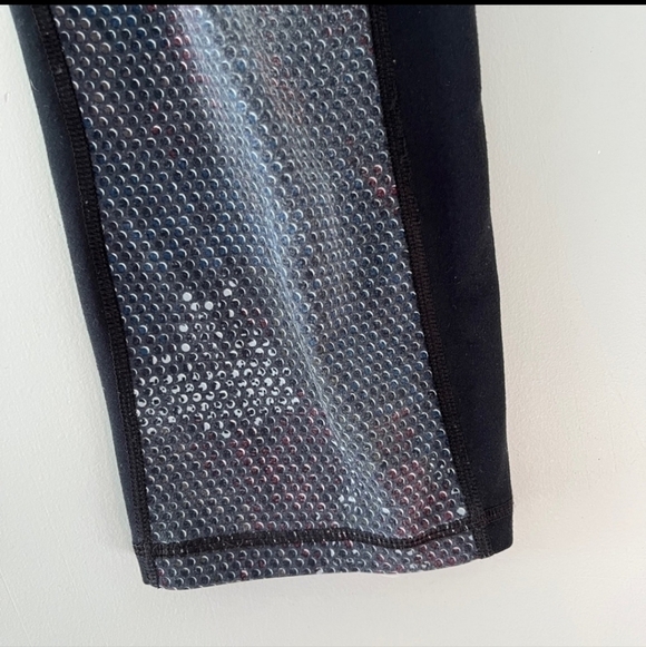 Under Armour Heat Gear Reptile Skin Print Capri Workout Exercise Leggings - Picture 7 of 8